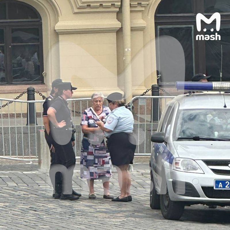 Женщина написала "ГУР" на Лобном месте на Красной площади в Москве