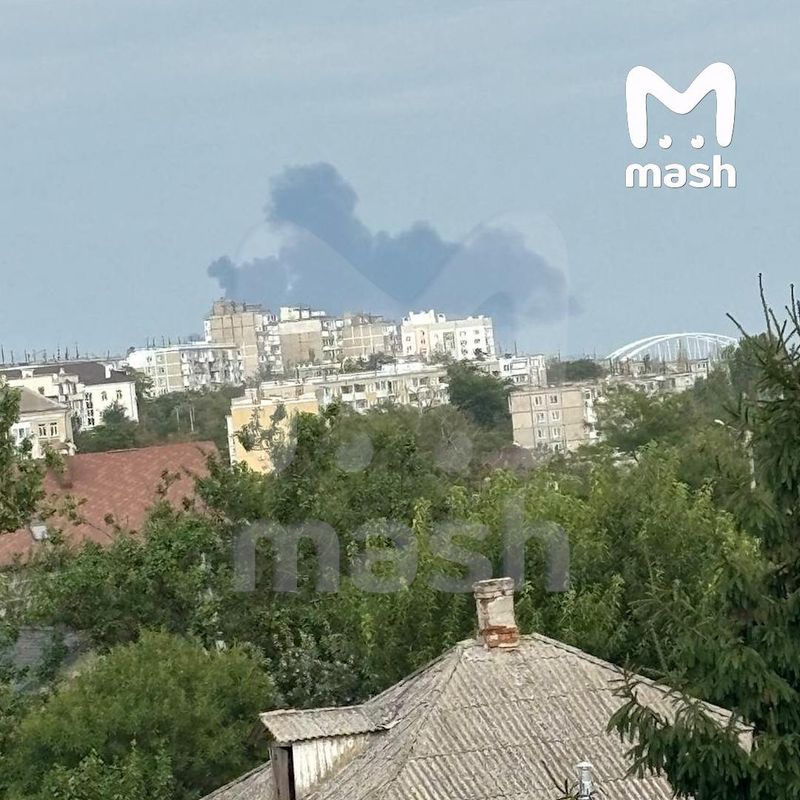 В районе порта "Кавказ" заметили столб дыма, жители сообщают о взрыве