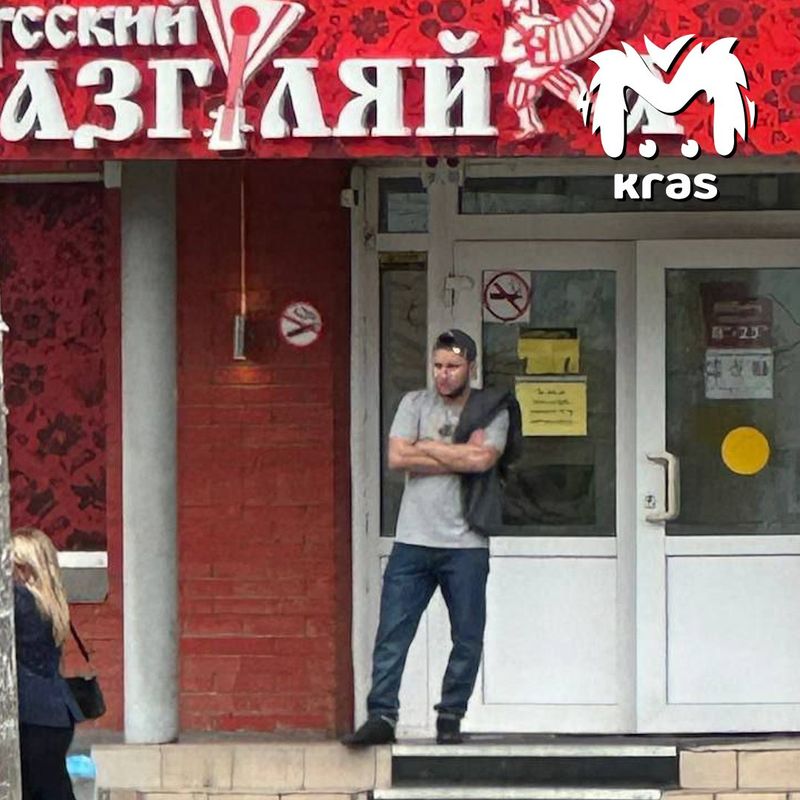 Мужчина в Красноярске избил школьников из-за длинных волос