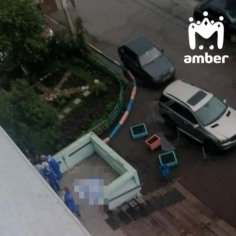 11-летняя девочка упала с общего балкона многоэтажки на Октябрьской