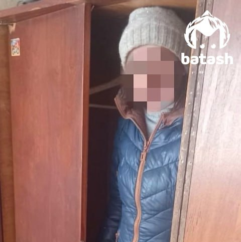 Алиментщица из Давлеканово спряталась от приставов в шкафу
