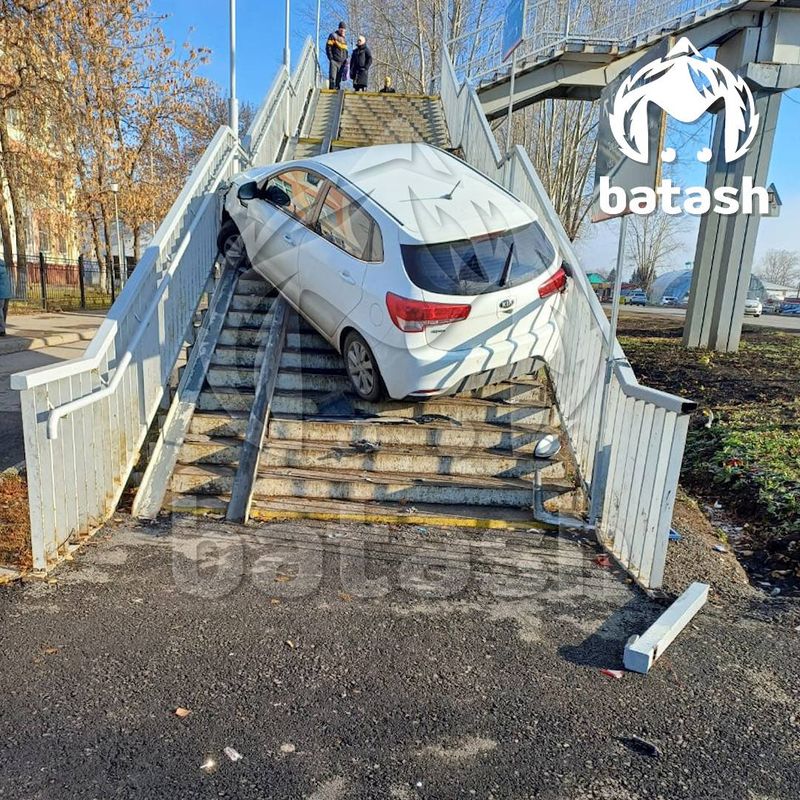 В Уфе машина заехала на лестницу надземного перехода