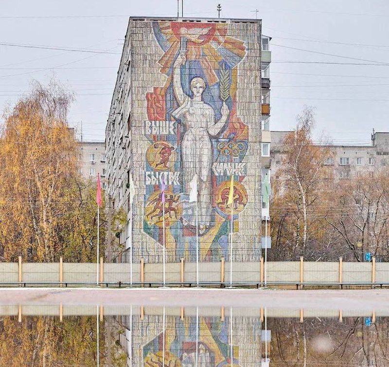 На Берёзовской в Нижнем Новгороде за 24 миллиона восстановили мозаику "Быстрее, выше, сильнее"