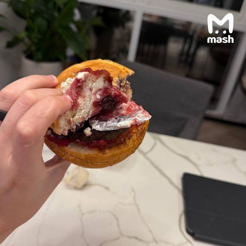 Техноблогер нашёл крышку из фольги в бургере из "ВкусВилл с горяча"
