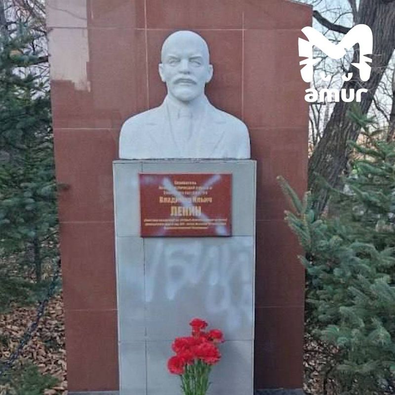 Надпись "убийца" появилась на памятнике Ленину во Владивостоке