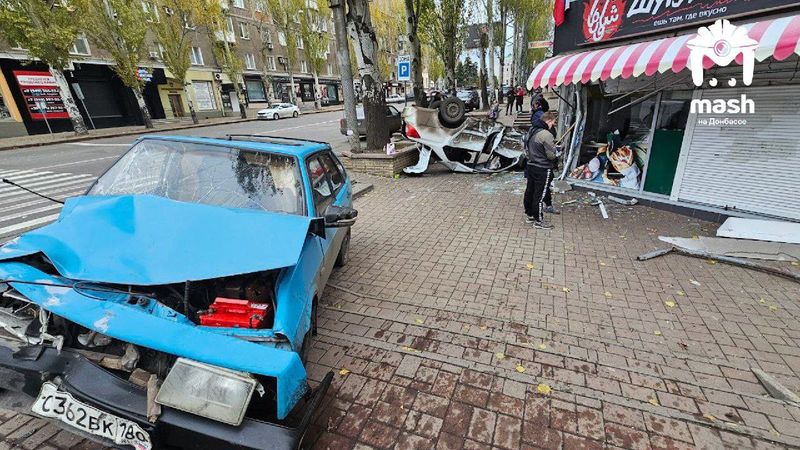 Две машины снесли витрину шаурмичной в центре Донецка