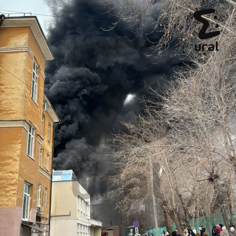 В Екатеринбурге горит больница