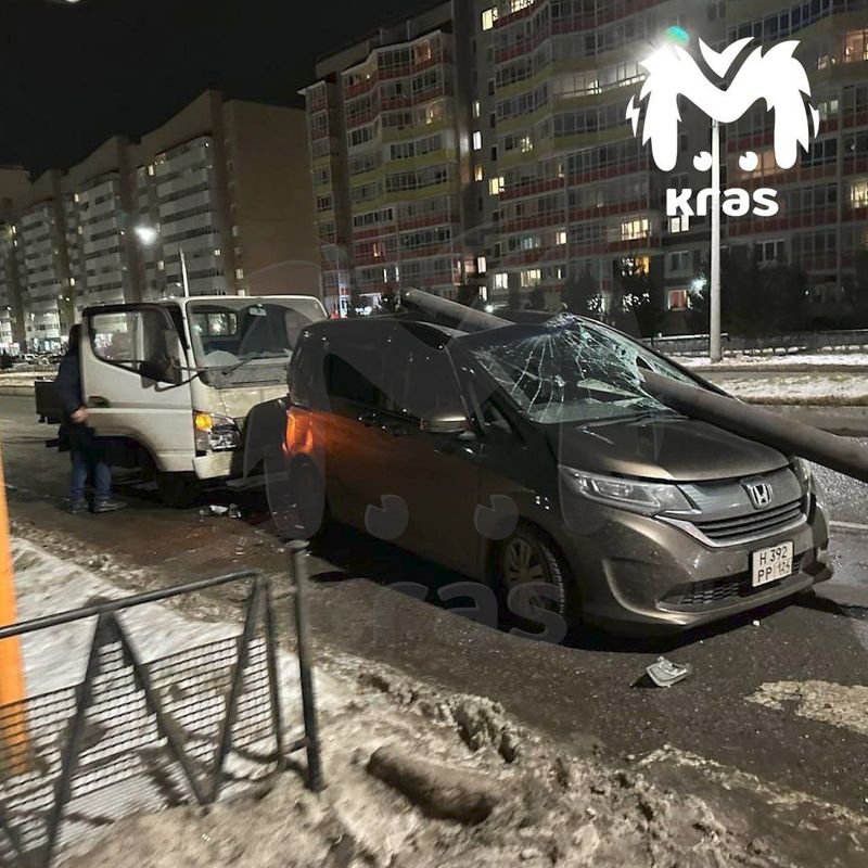 Минивэн прошило столбом в Сосновоборске