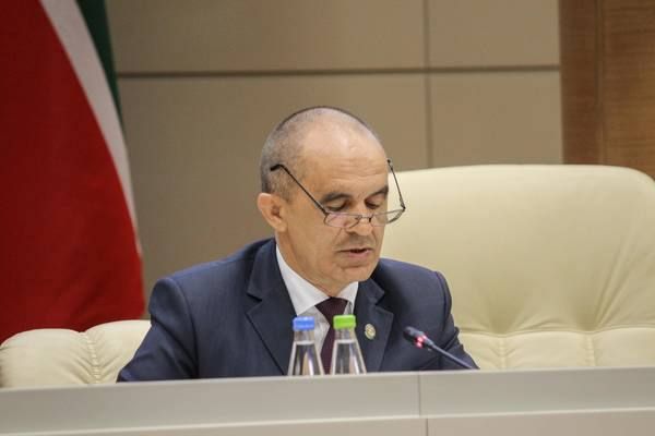 По версии СК, Энгель Фаттахов принудил бизнесмена отдать имущество фирмы стоимостью 128 миллионов рублей другой организации