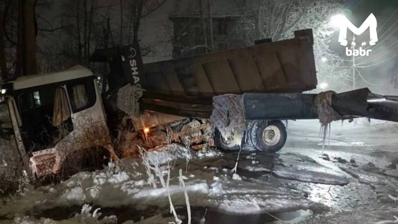 Самосвал протаранил теплотрассу и оставил людей без отопления в Усть-Куте