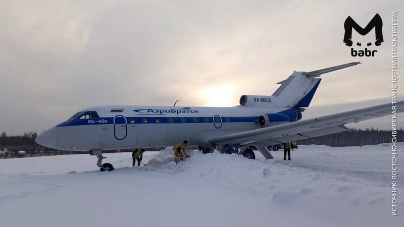 Самолëт из Братска выехал за посадочную полосу в Якутии
