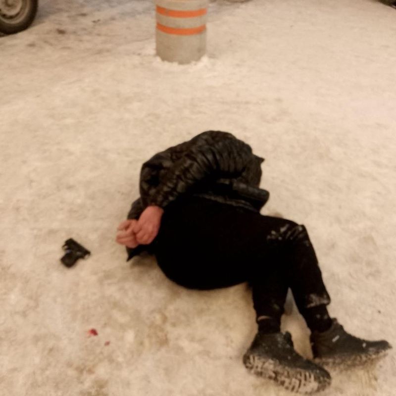 Самоуверенный новосибирец попутал ЧОПовцев с таксистами и выстрелил в их машину