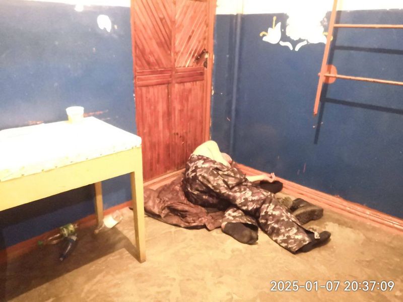 Мужчина поселился в подъезде дома в Черногорске и три года издевается над местными