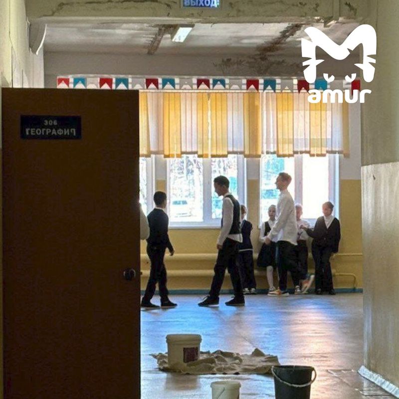 Коридоры школы во Владивостоке, где рухнула крыша бассейна, заливает после каждого ливня