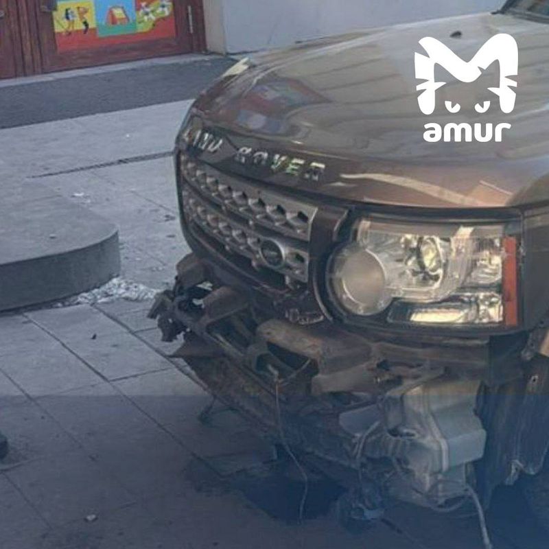 Водитель на внедорожнике влетел в храм и протаранил машину полицейских во Владивостоке