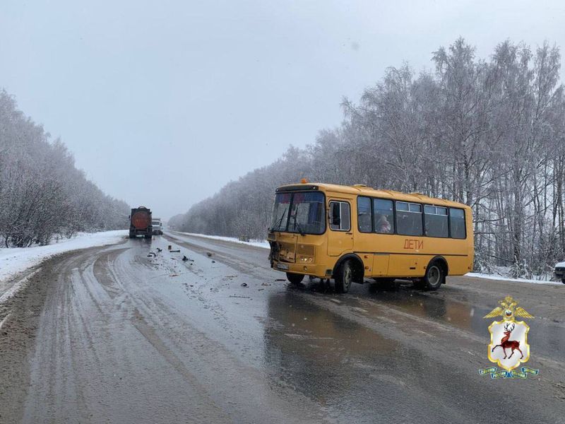 В Богородском районе школьный автобус столкнулся с бензовозом