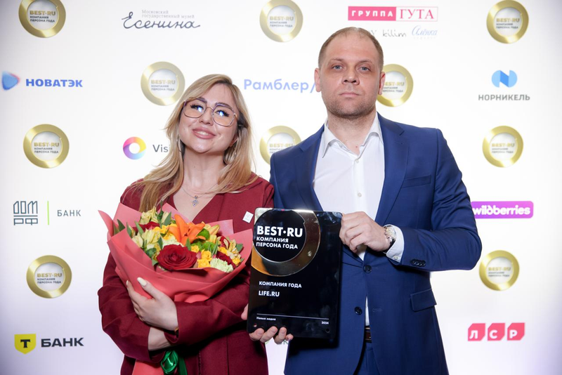 На фото: Марина Фещенко, главный редактор LIFE и Денис Арапов, генеральный директор объединённой редакции LIFE и SHOT. Фото: Пресс-служба бизнес-премии Компания | Персона года