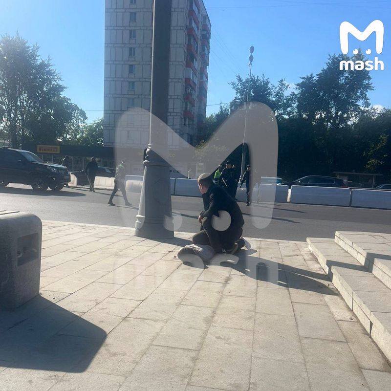 Неизвестный с ножом напал на полицейских в Москве