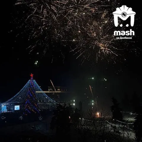 Появилось видео помпезного открытия главной ёлки в Луганске