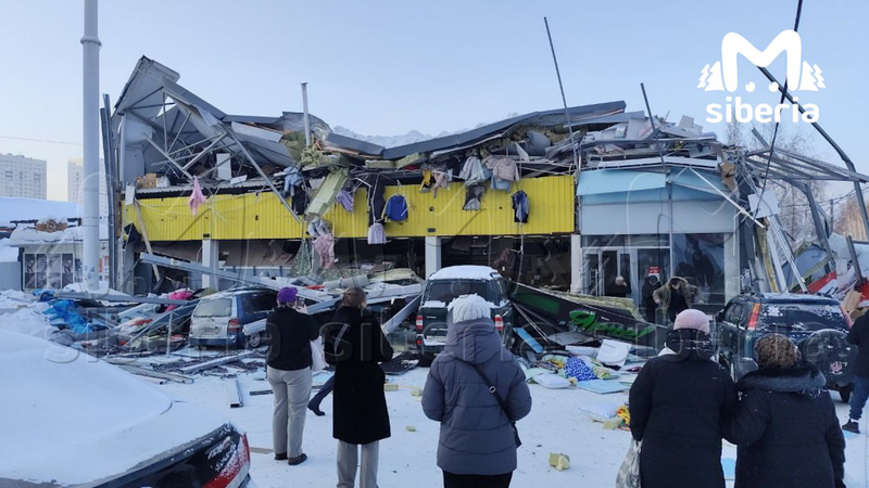 В Новосибирске обрушилась крыша ТЦ: последние данные, видео, причина