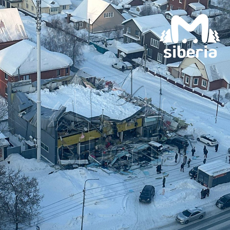 В Новосибирске обрушилась крыша ТЦ: последние данные, видео, причина