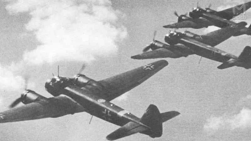 Группа немецких тяжёлых бомбардировщиков Heinkel He 111.