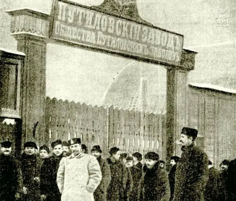 Забастовка у ворот Путиловского завода.