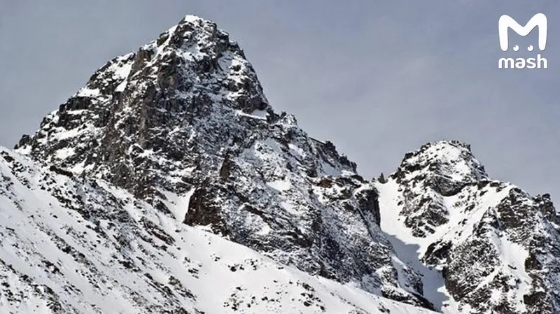 Группу альпинистов накрыло лавиной на горе Мунку-Сардык в Бурятии